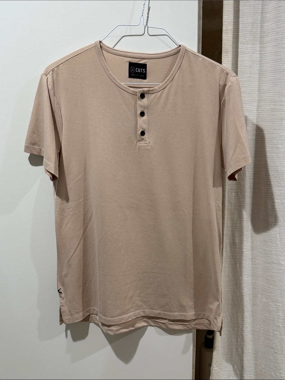 Cuts Men's Short Sleeve Henley in Light Tan Medium